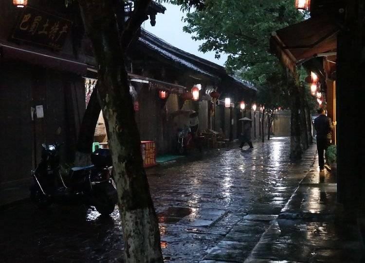 听到还有五分钟退休，交警老李手不停颤抖。网友：感谢你的默默守护